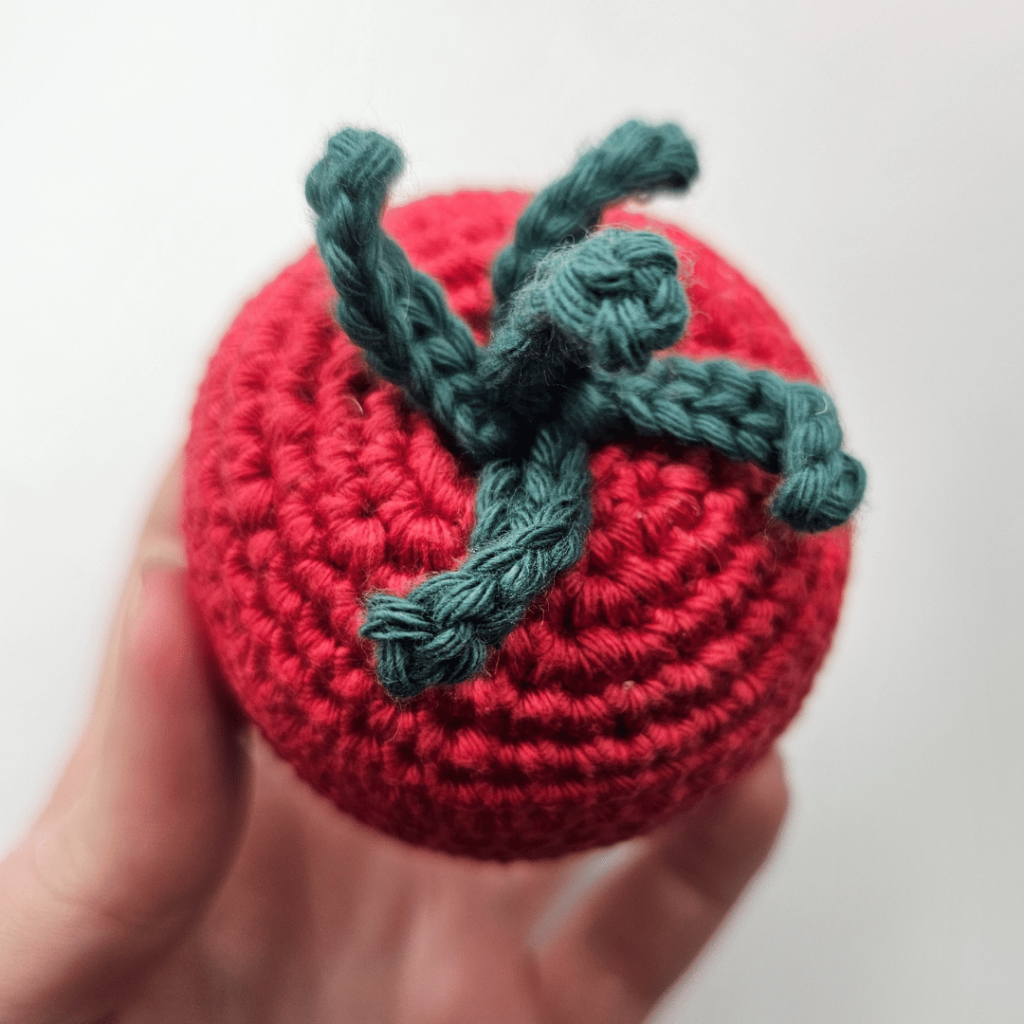 Free crochet pattern for an amigurumi tomato. This is the final result.